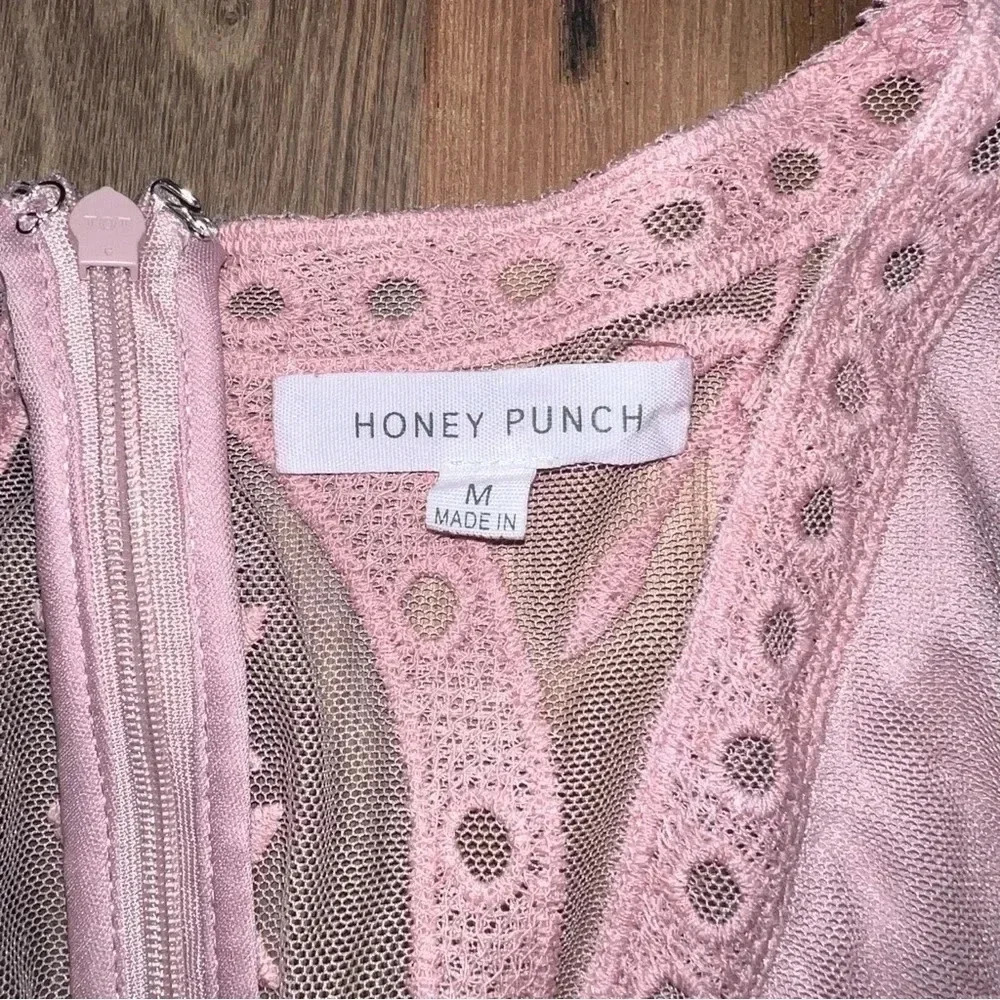 ✨HP9/25✨ Honey Punch Embroidered Lace Romper Mauve Pink - Size M - Picture 4 of 8
